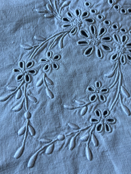 カットワーク刺繍の正方形クロス