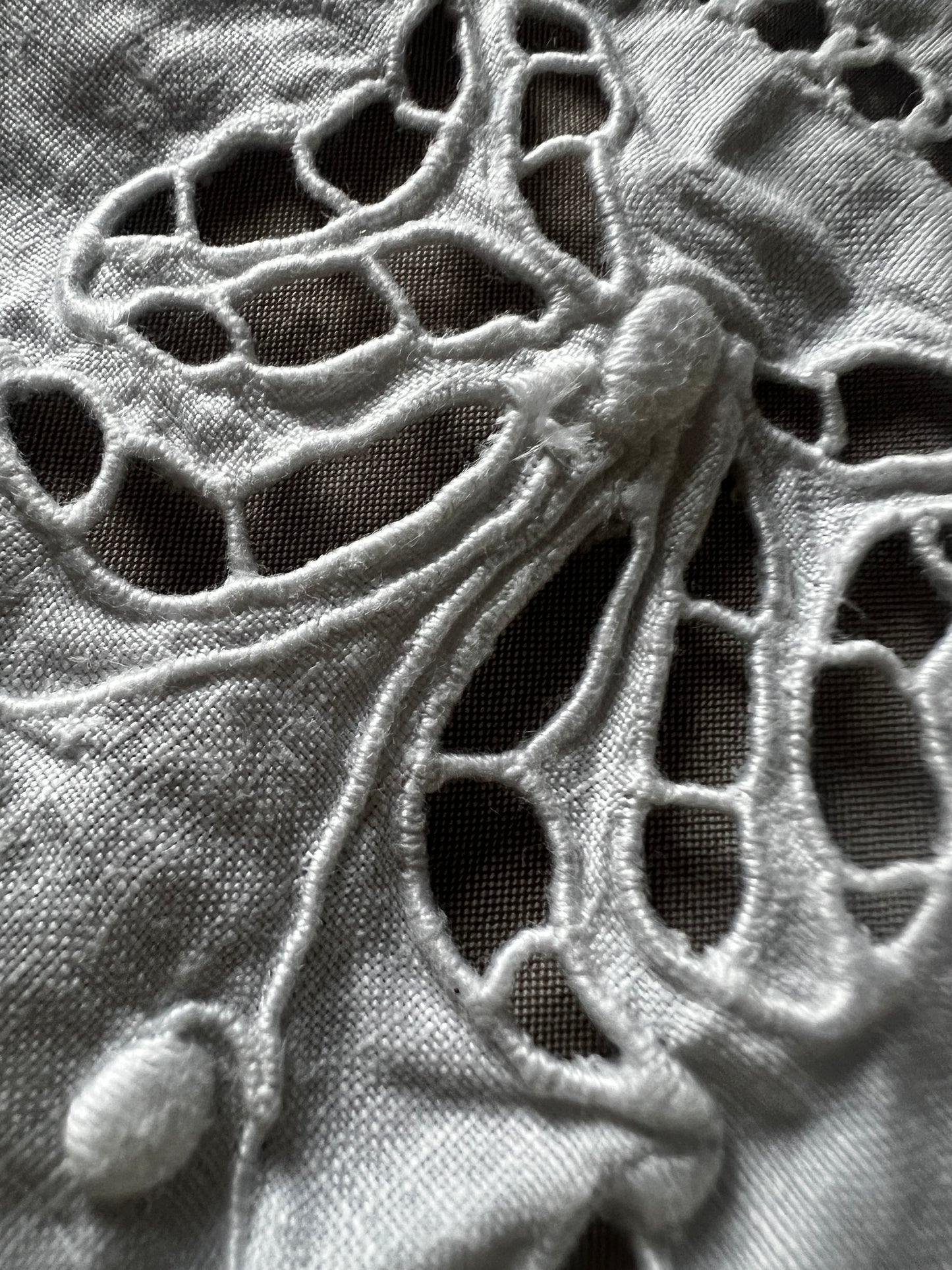 レースと刺繍のクロス