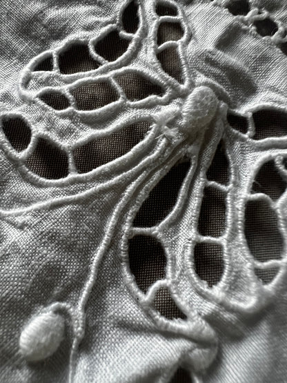 レースと刺繍のクロス