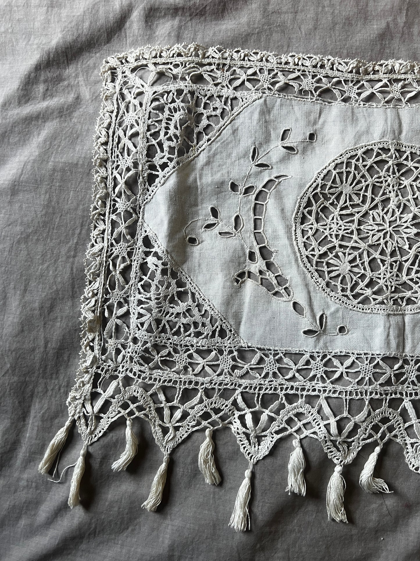 レースと刺繍のミニカーテン