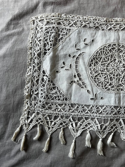 レースと刺繍のミニカーテン