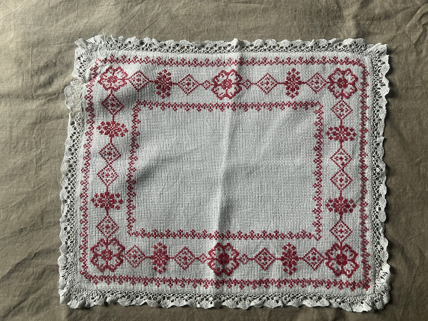 赤糸刺繍のクロス