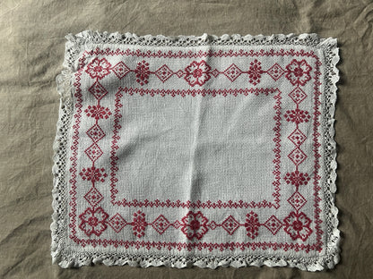 赤糸刺繍のクロス