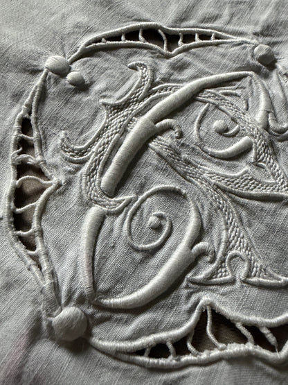 モノグラム刺繍ベッドリネン端布