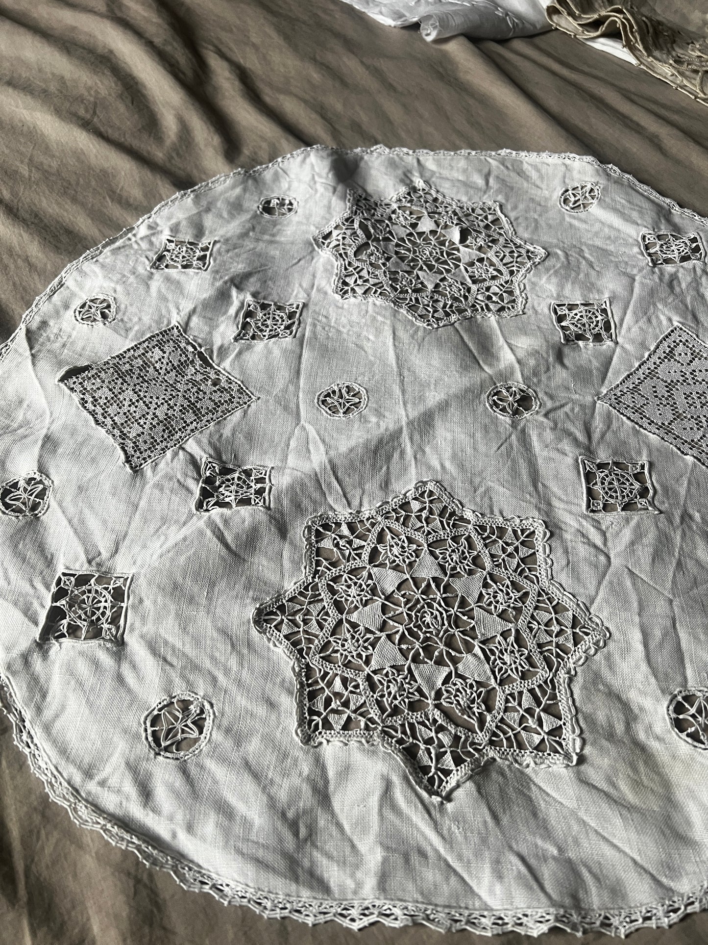 レースモチーフ円形クロス