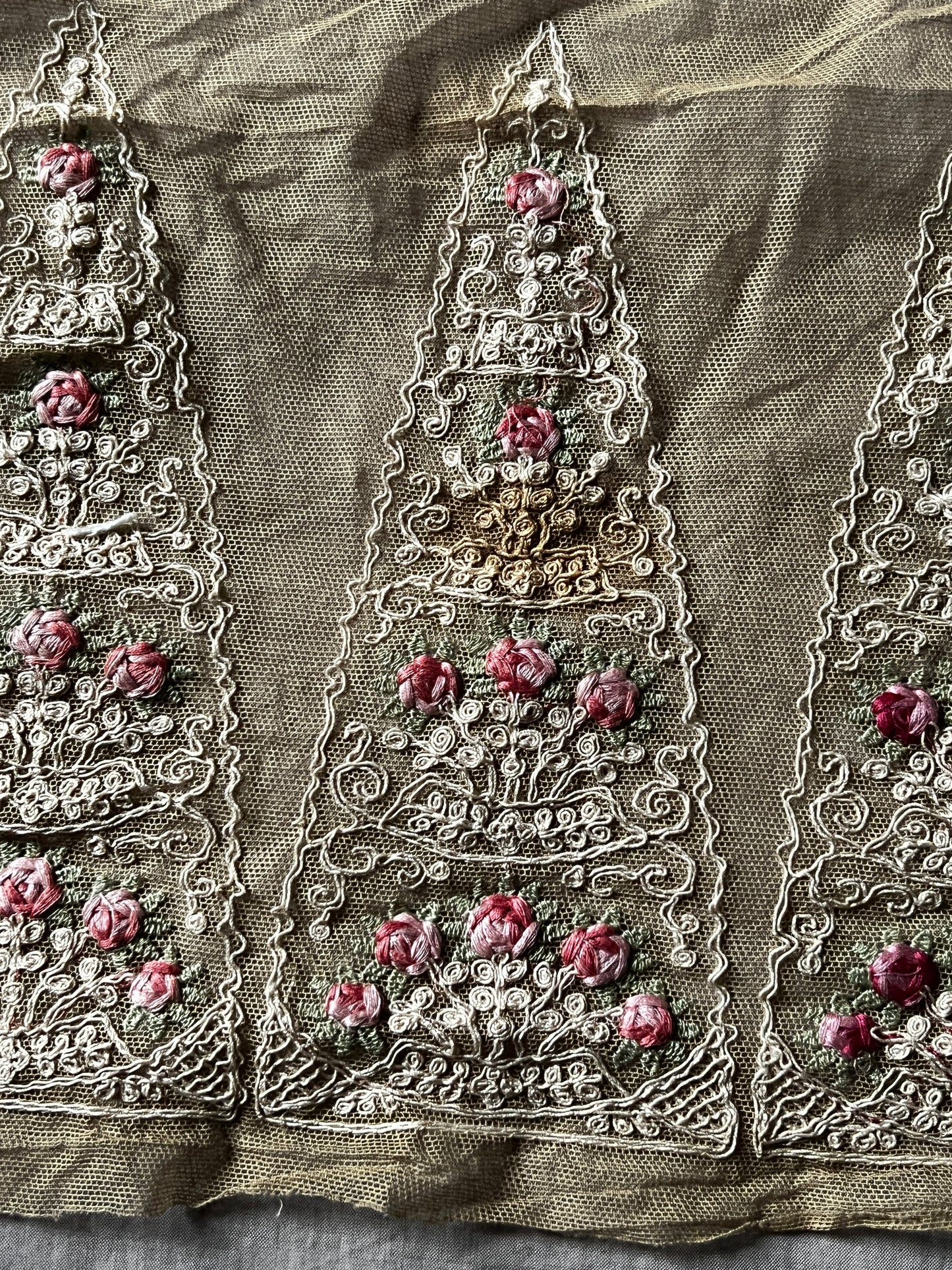 チュール刺繍レース