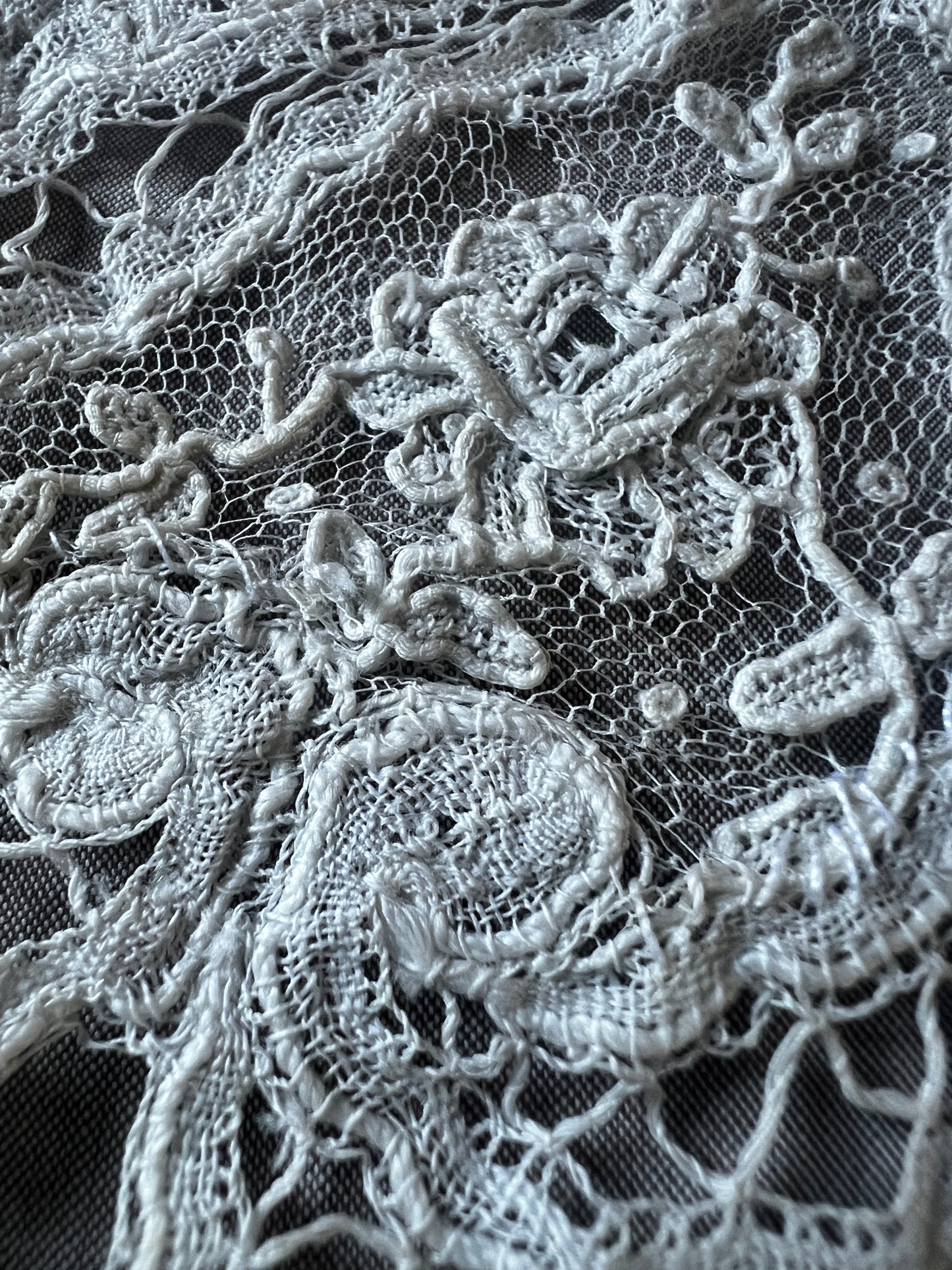 デュシェスレースの円形クロス