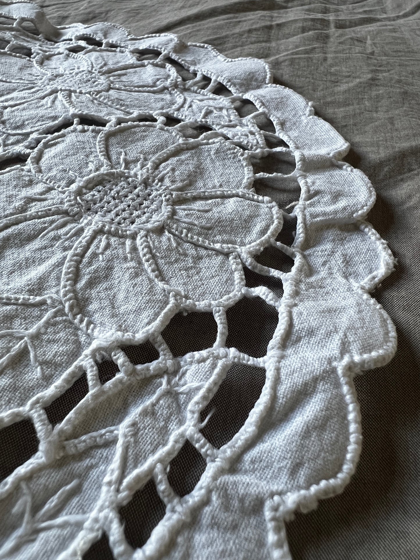 カットワークドイリー