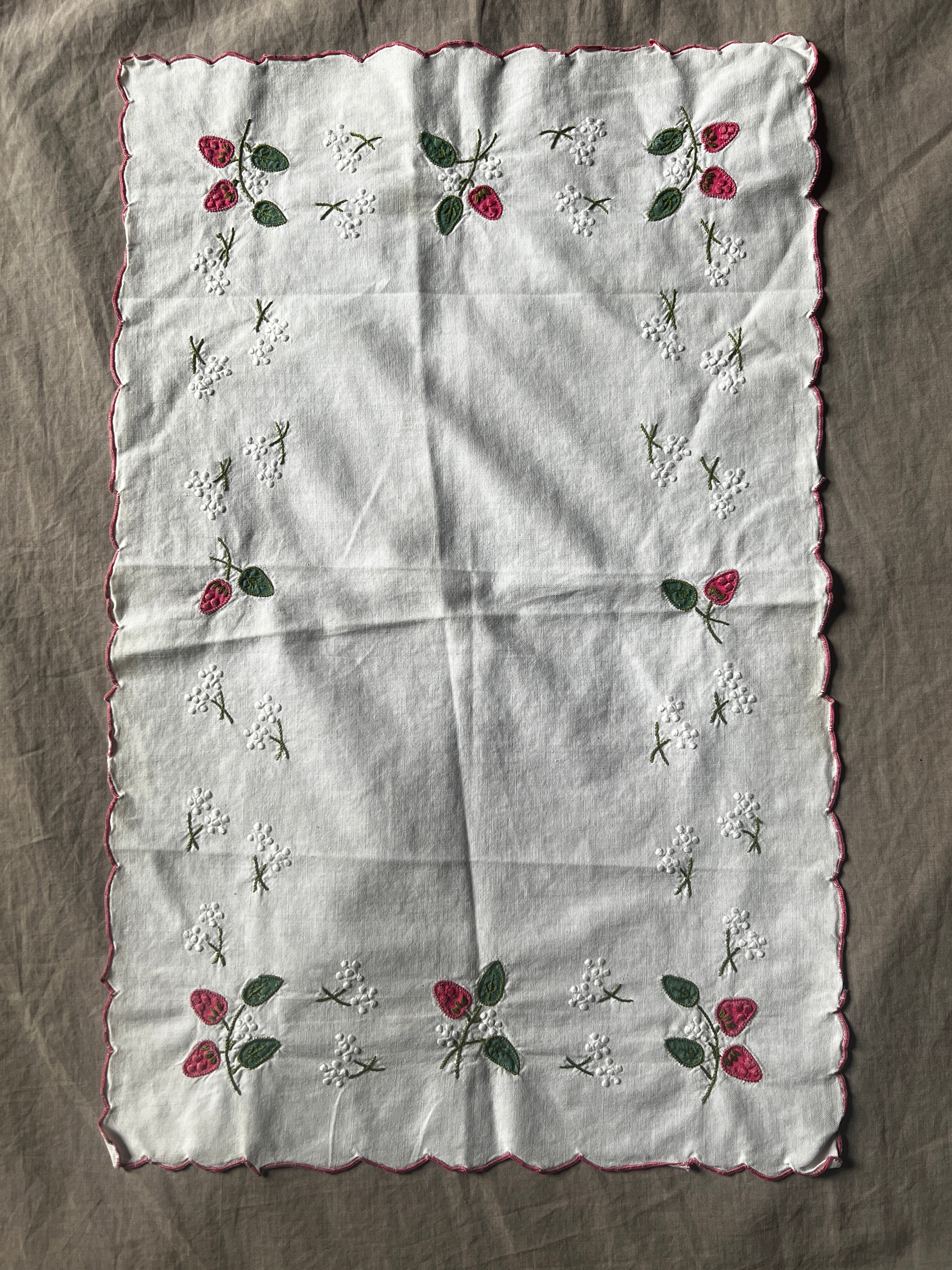 ♦️ベルギーレース　刺繍入りテーブルクロス・テーブルナプキン　セット ♦️ベルギーレース 刺繍入りテーブルクロス・テーブルナフキン セット