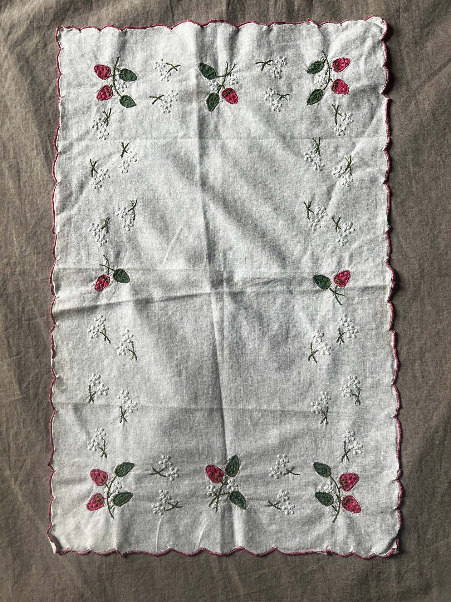 刺繍クロス(いちご)