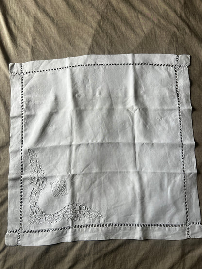 モノグラム刺繍入りクッションカバー