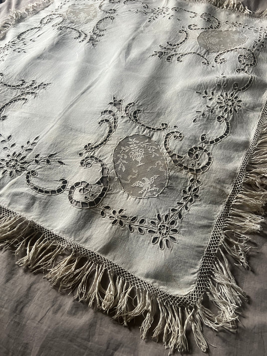 ★刺繍とレースの正方形クロス