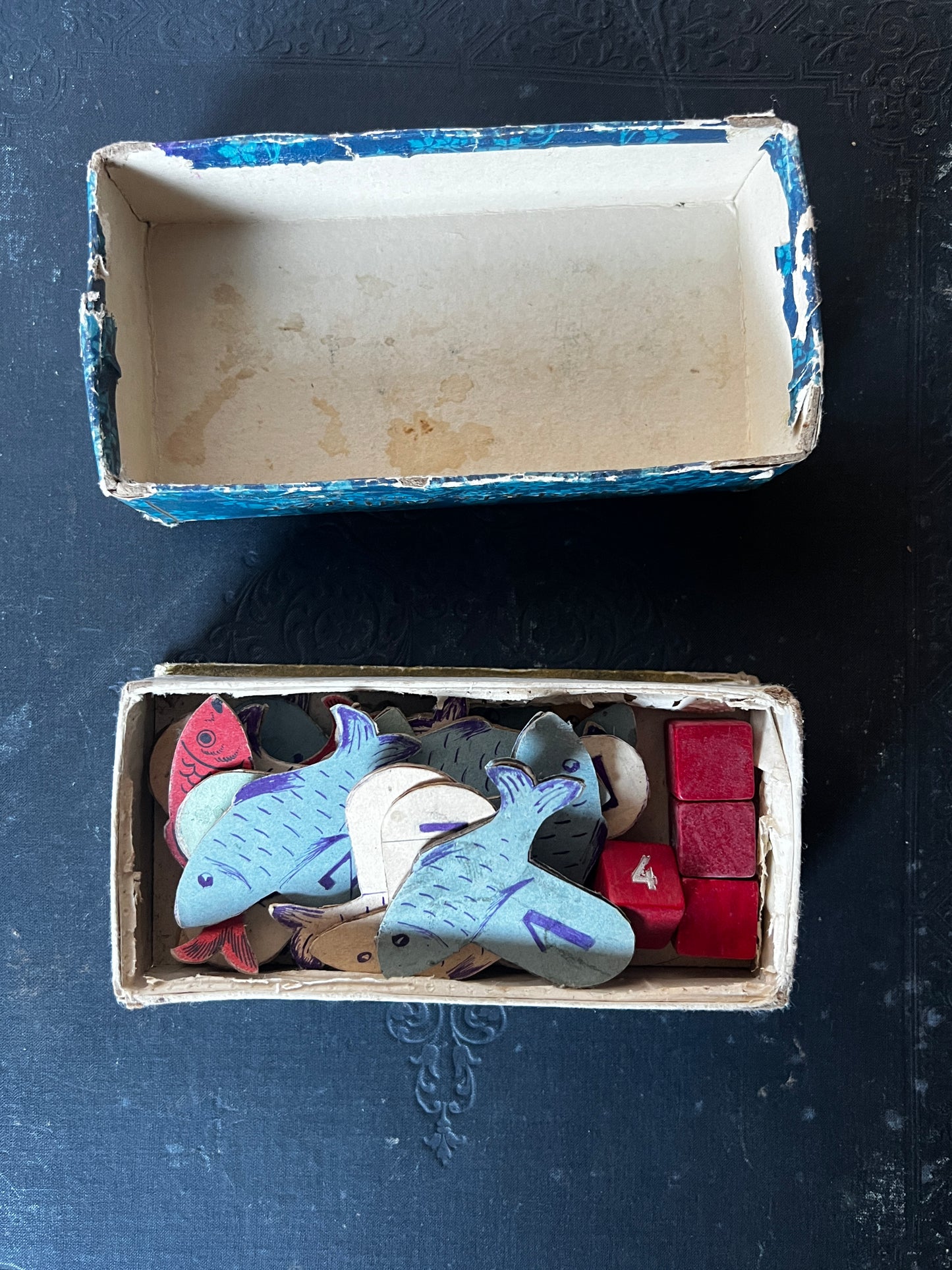 紙箱入りおもちゃ