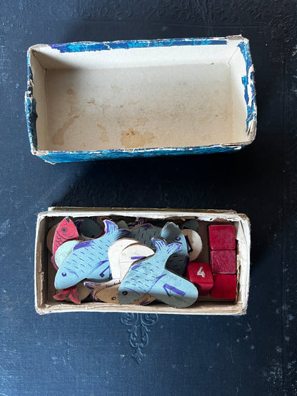 紙箱入りおもちゃ