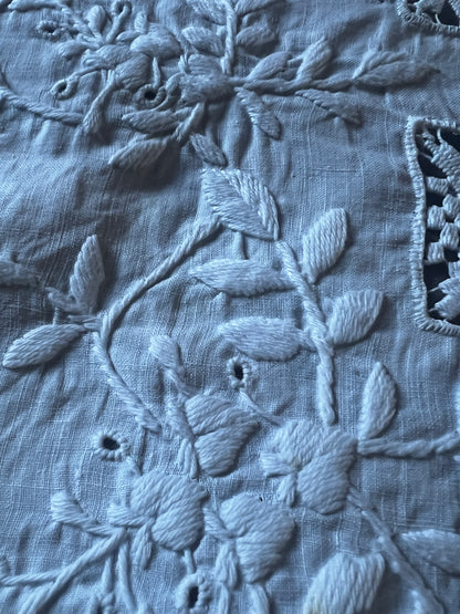 刺繍とレースのクロス