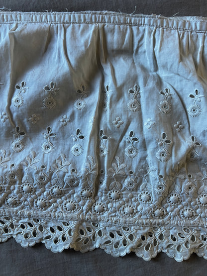 白刺繍ドレス裾飾り