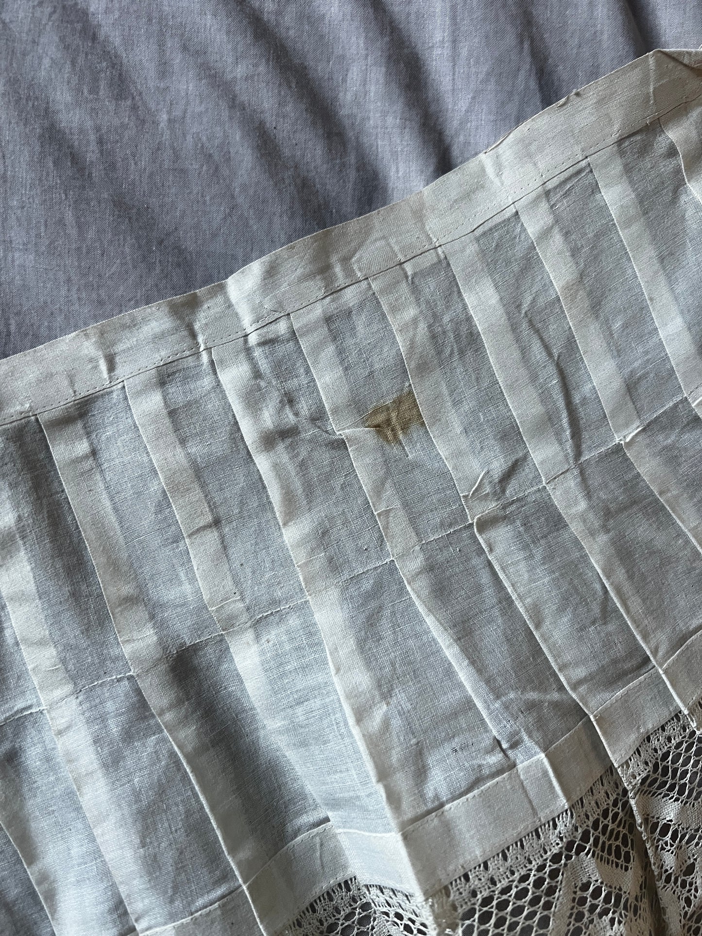 プリーツとレースの裾飾り