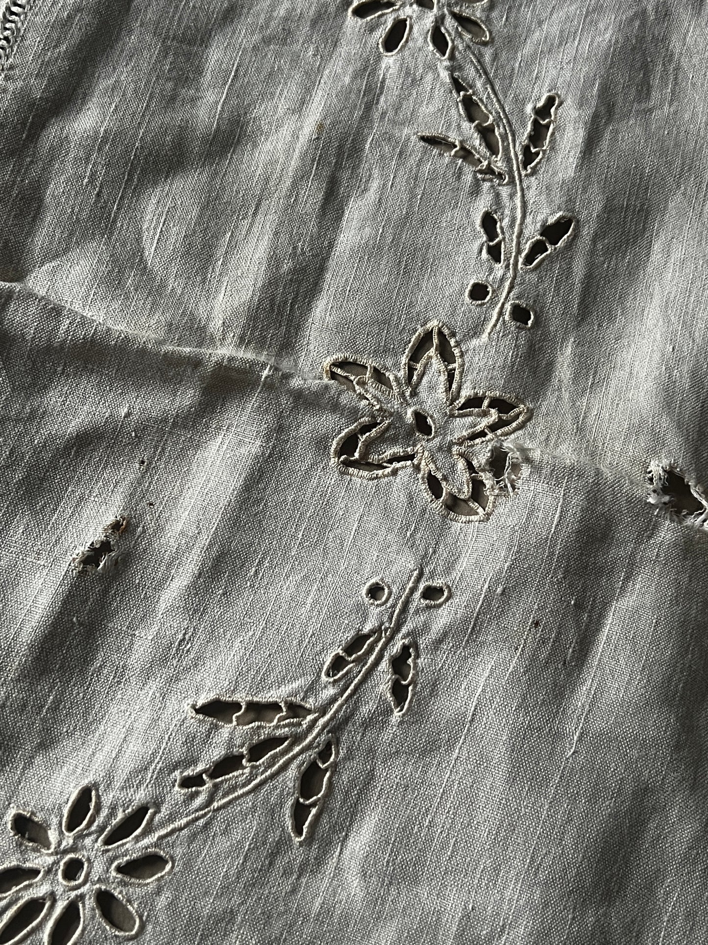 カットワーク刺繍リネンクロス(ダメージ)