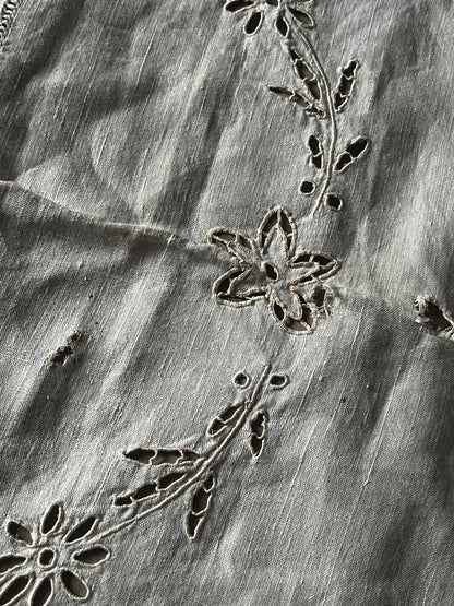 カットワーク刺繍リネンクロス(ダメージ)