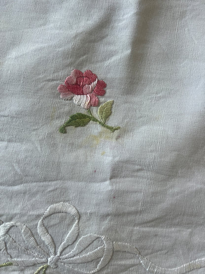 花の刺繍の棚飾り