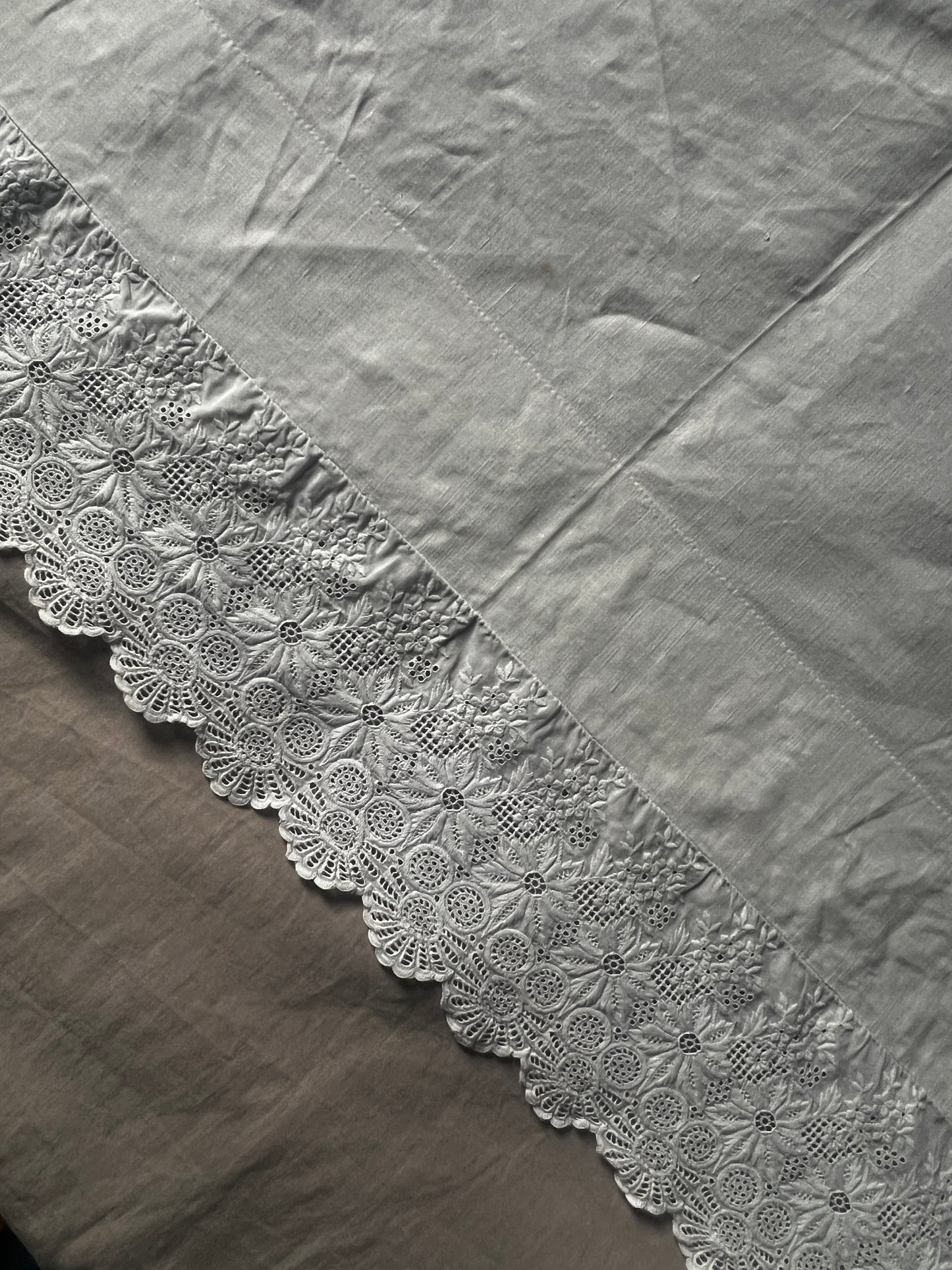 刺繍レースの飾り布