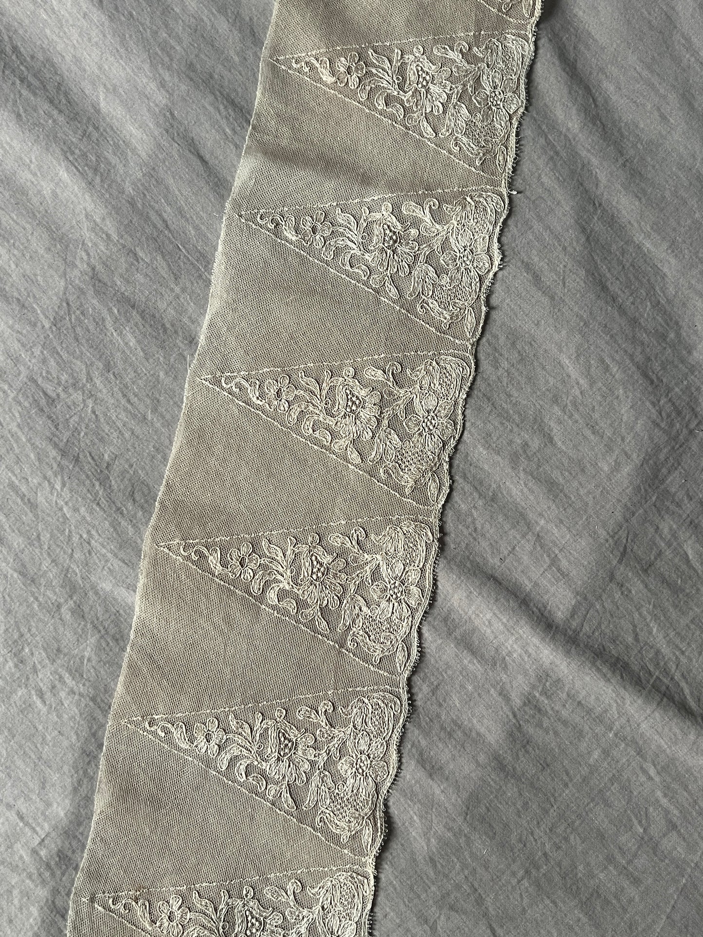 チュール刺繍レース
