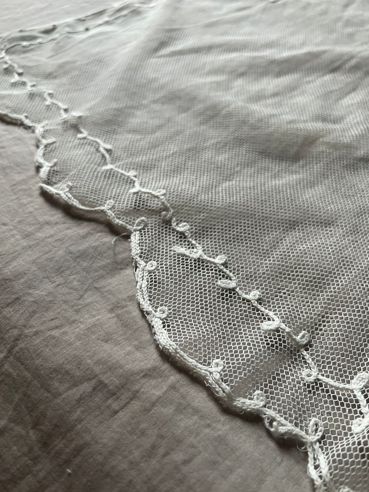 コルネリー刺繍のカーテン