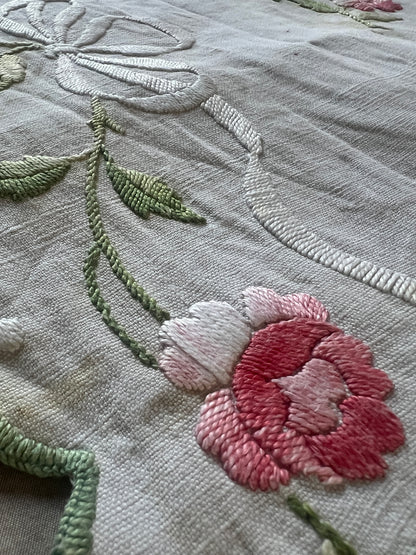 花の刺繍の棚飾り