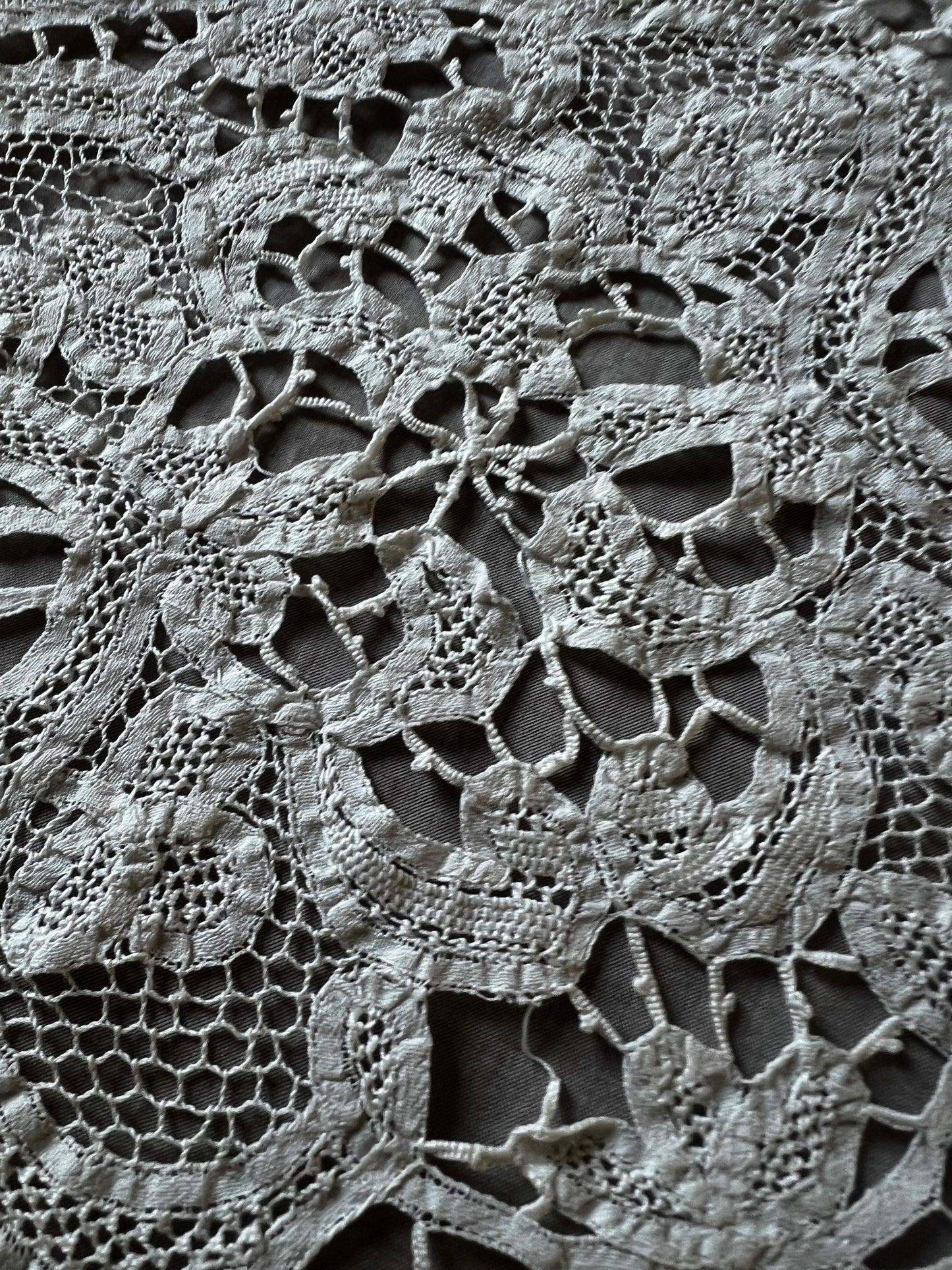 刺繍とレースの飾り布