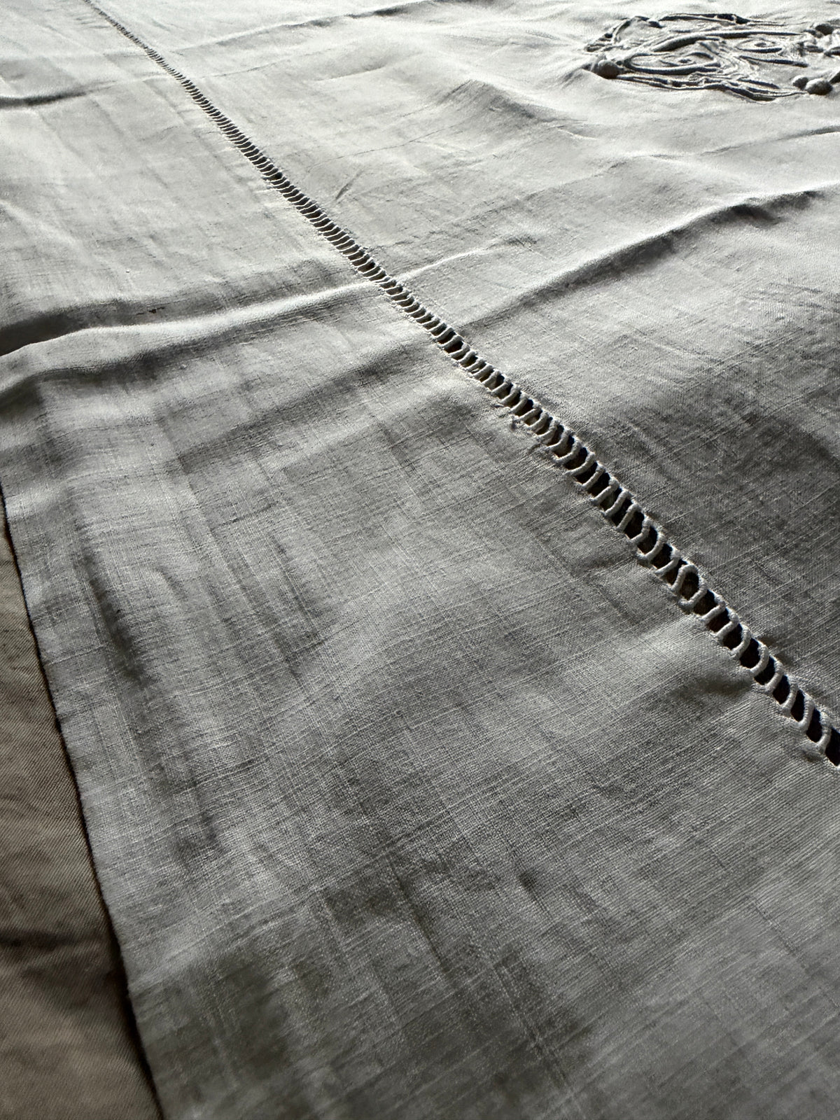 モノグラム刺繍ベッドリネン端布