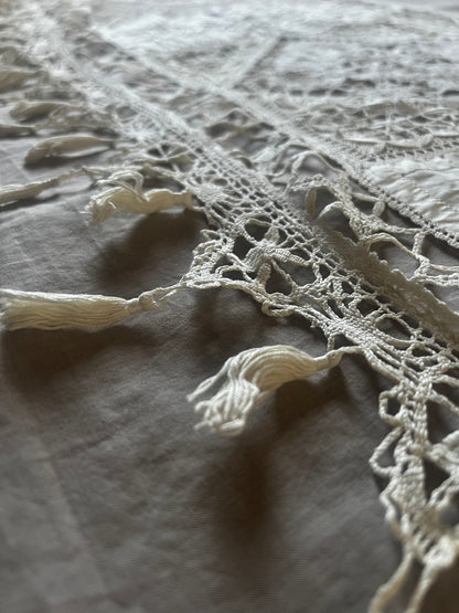 刺繍とレースの飾り布