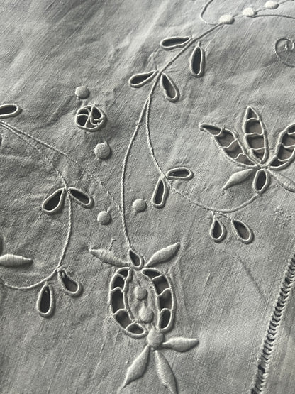 ★刺繍とレースの棚飾り