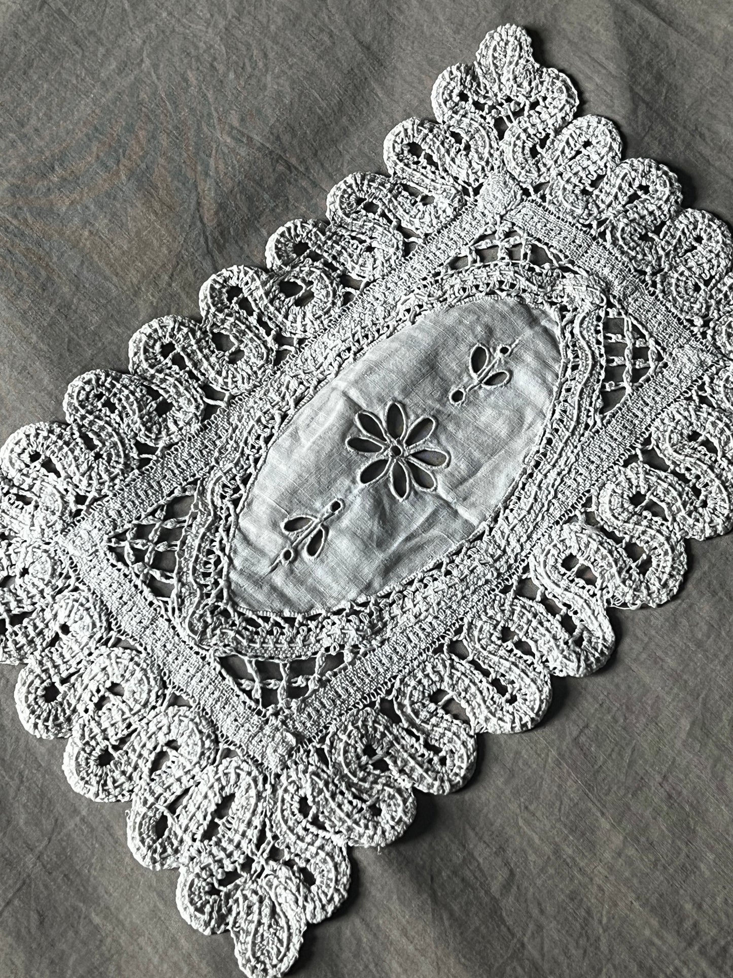 レースと刺繍のミニクロス