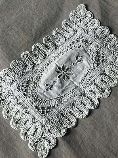 レースと刺繍のミニクロス