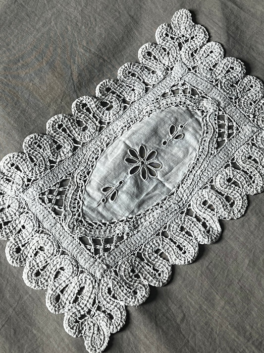 レースと刺繍のミニクロス