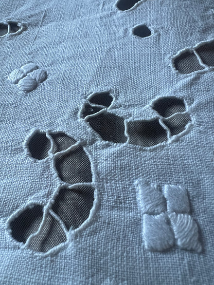 ★カットワーク刺繍クロス