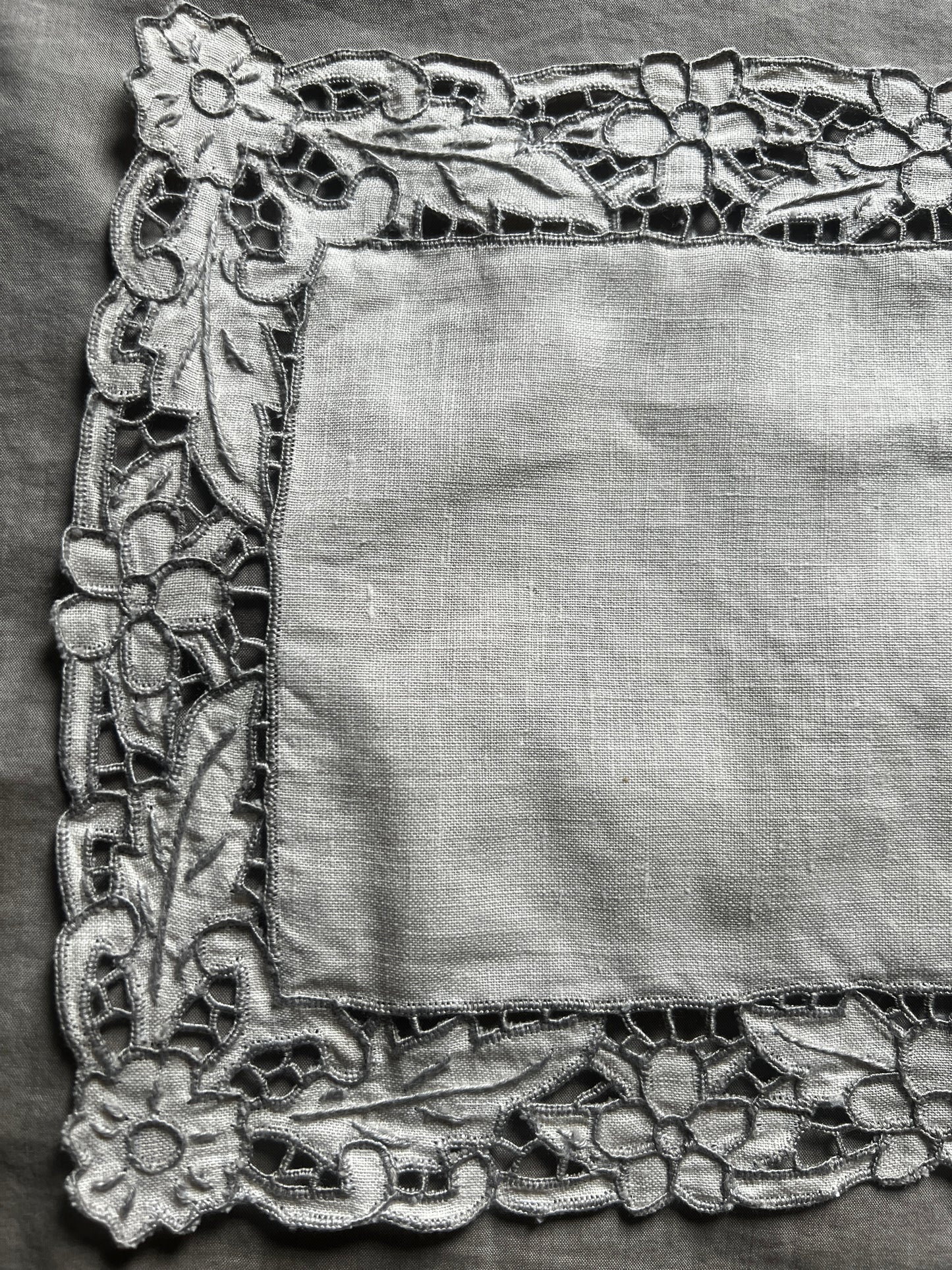 カットワーク刺繍クロス