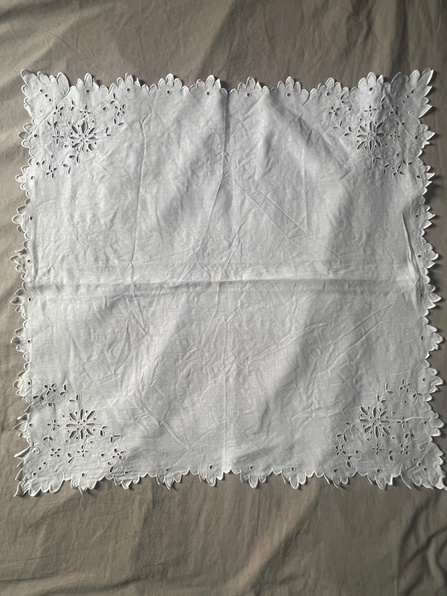 カットワークリネンクロス