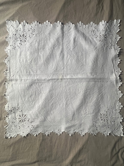 カットワークリネンクロス