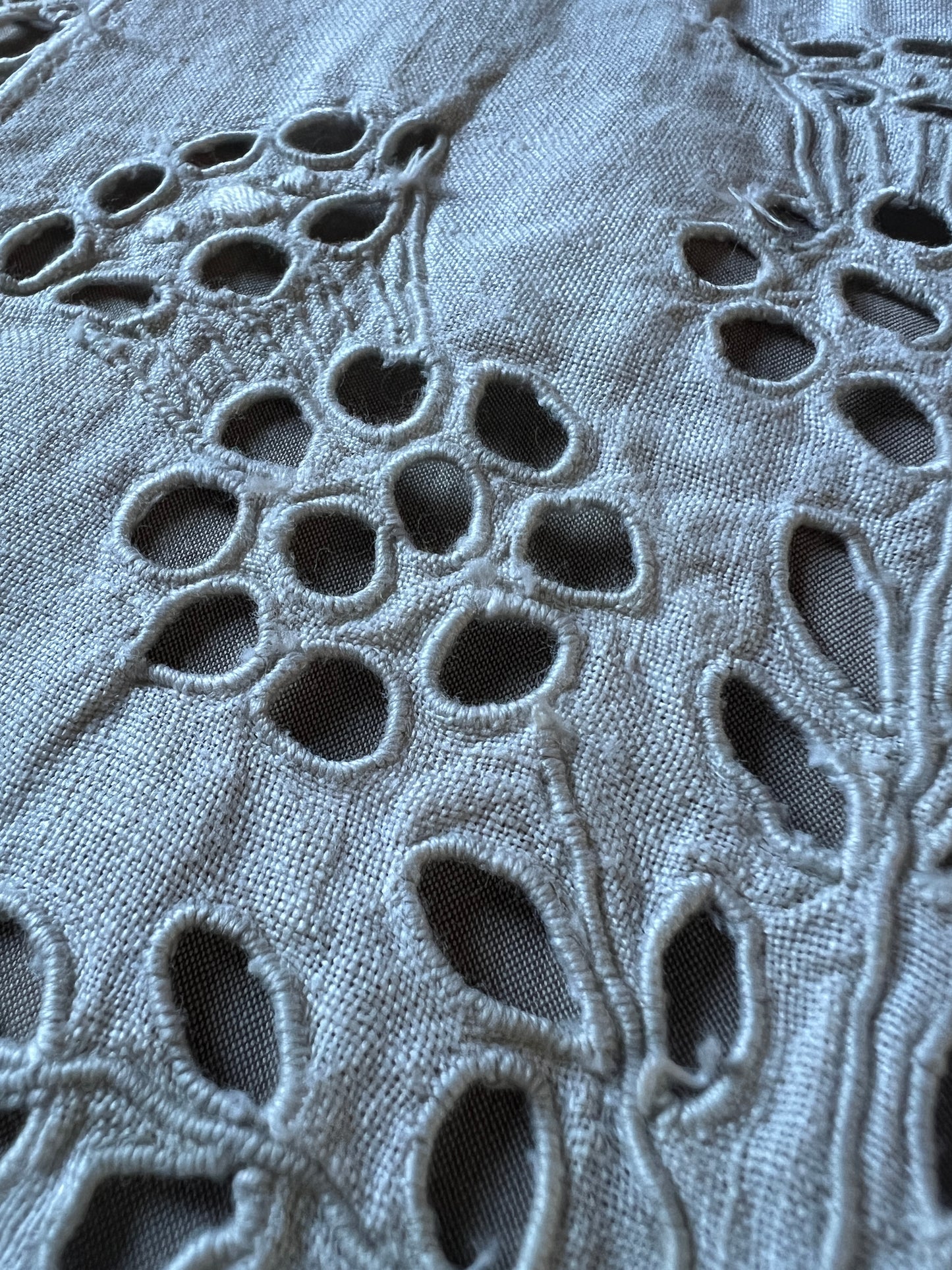 レースと刺繍のテーブルセンター