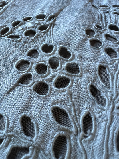 レースと刺繍のテーブルセンター