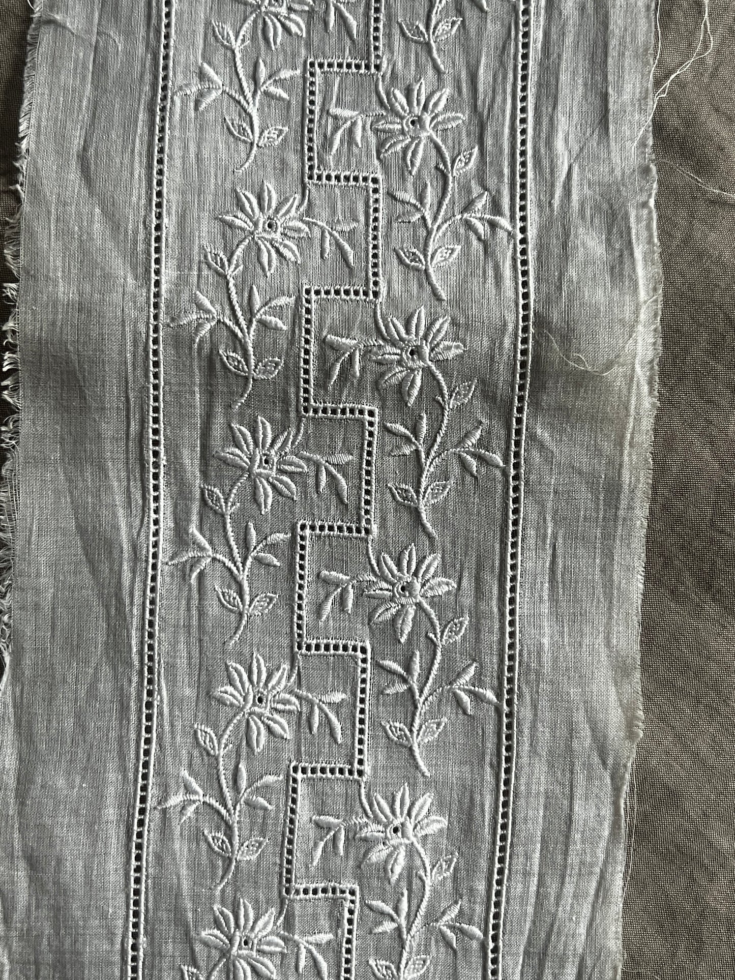 ★白刺繍トリム