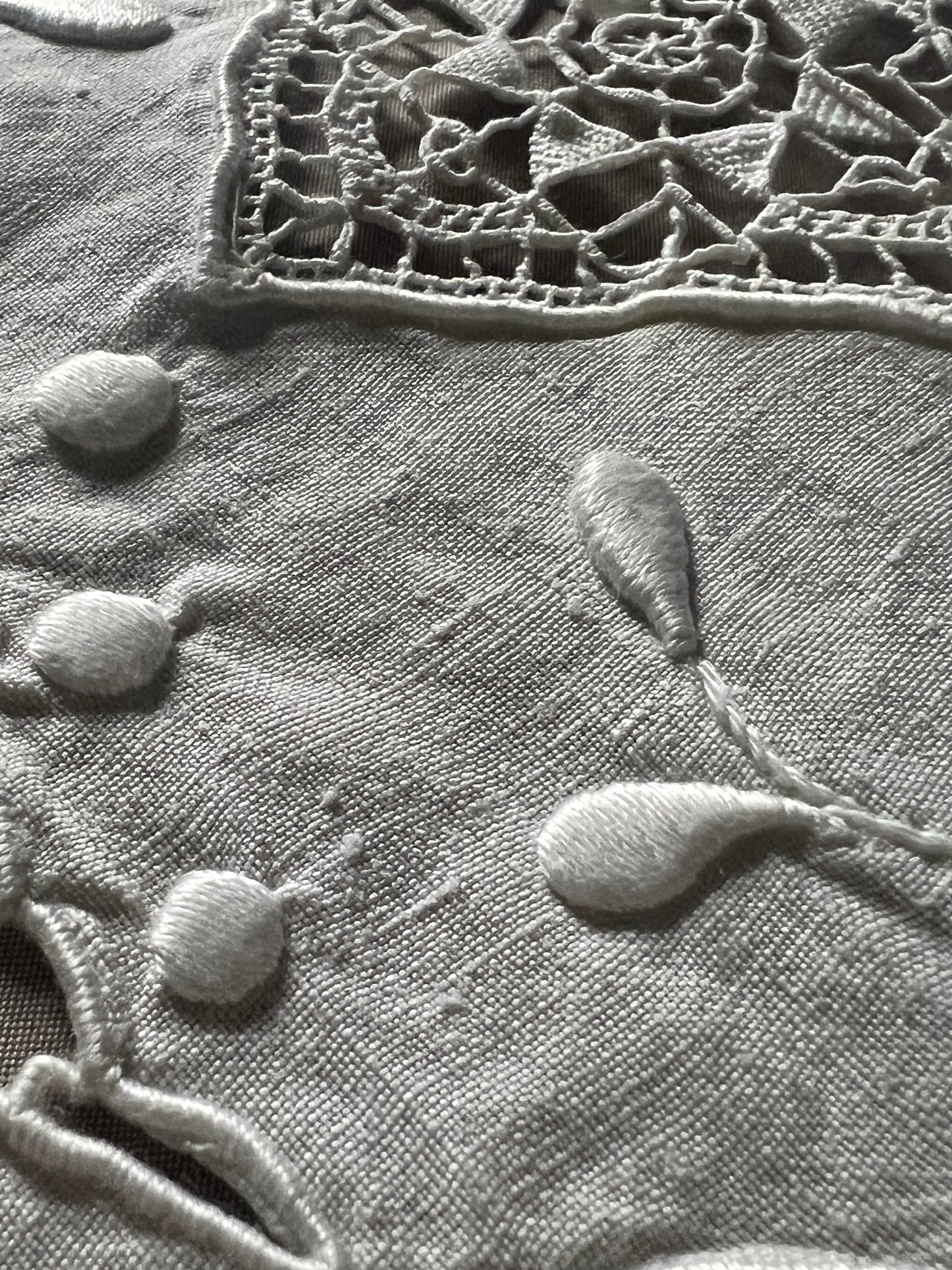★刺繍とレースの棚飾り