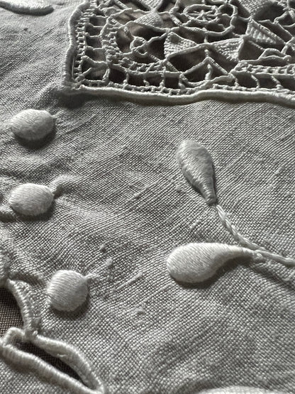 ★刺繍とレースの棚飾り