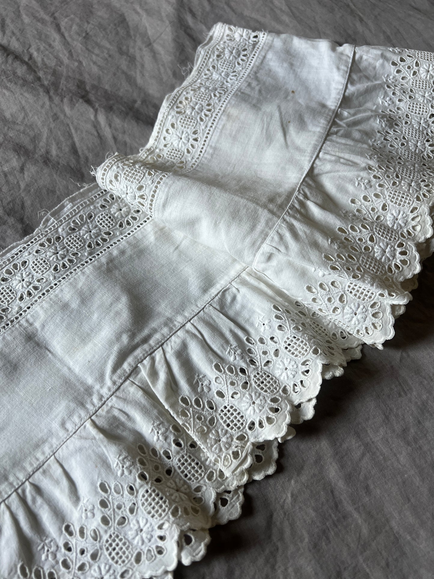 刺繍レース裾飾り