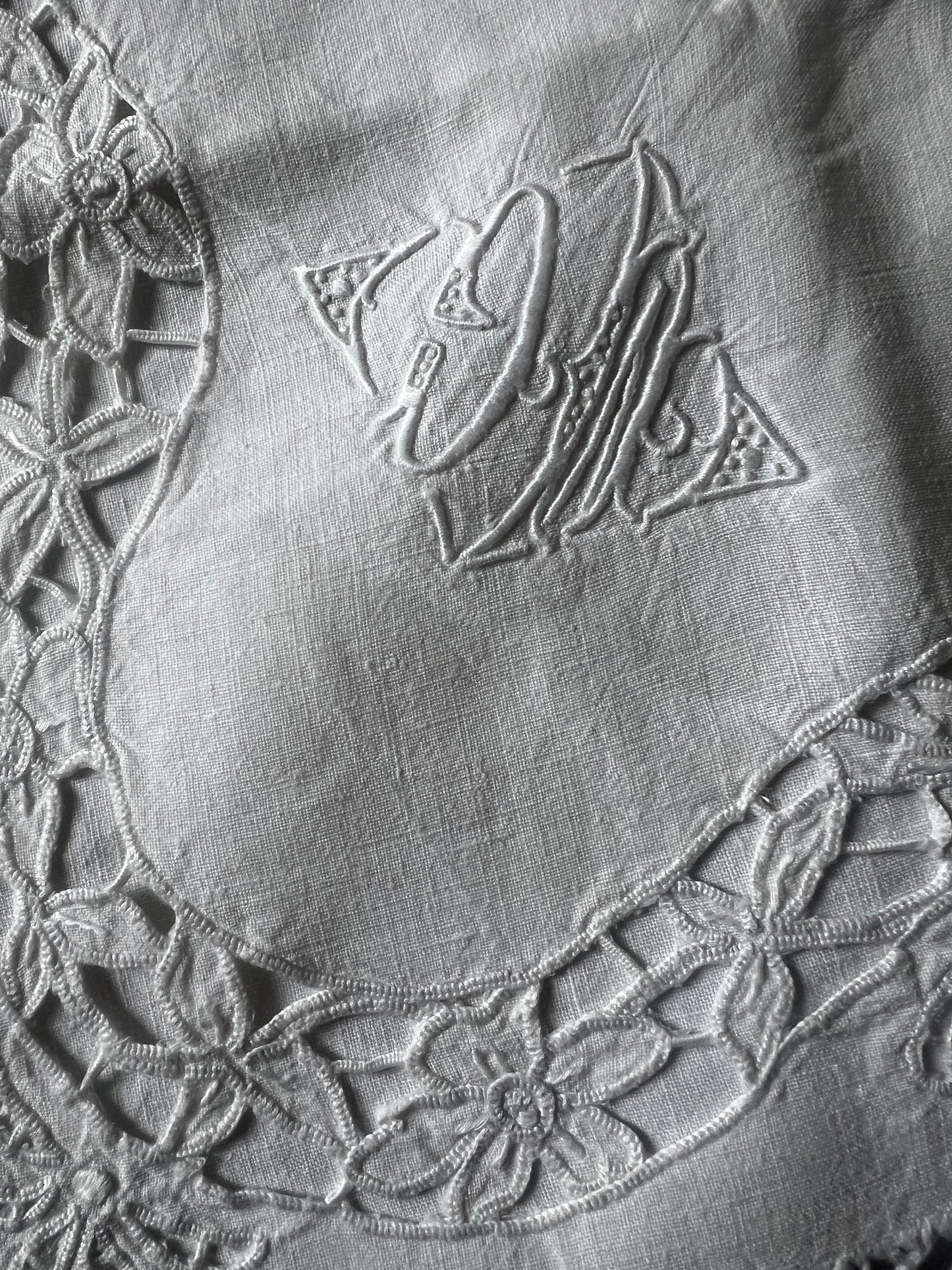 モノグラム刺繍入りクッションカバー