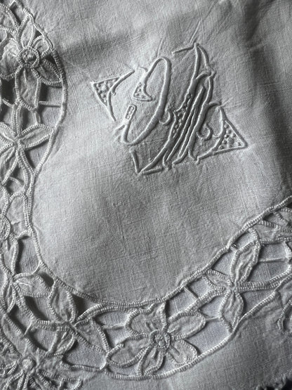 モノグラム刺繍入りクッションカバー