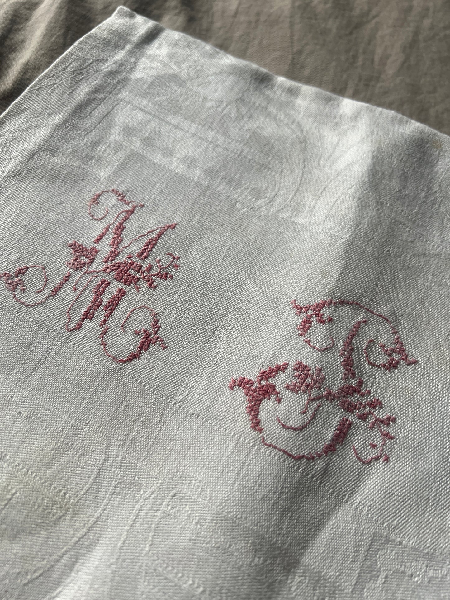 赤糸モノグラム刺繍リネンクロス