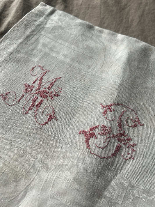 赤糸モノグラム刺繍リネンクロス