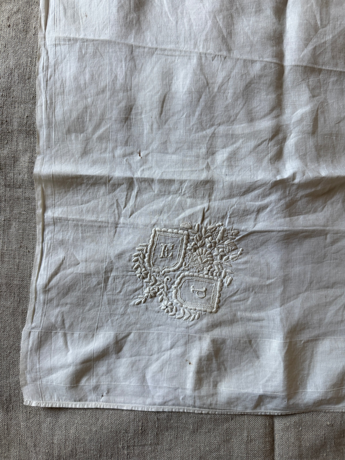 モノグラム刺繍ハンカチ
